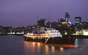 Archivo:HMY Britannia in the Pool of London for the very last time, 11-97 - geograph.org.uk - 144476