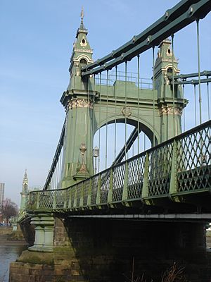 Archivo:Hammersmith Bridge, London 08