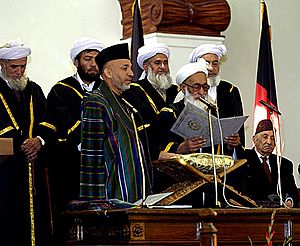 Archivo:Inauguration of President Hamid Karzai in December 2004