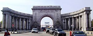 Archivo:Manhattan Bridge Arch and Colonnade
