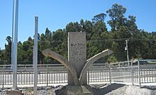 Archivo:Monolito mitad de Chile