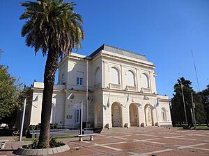 Archivo:Municipalidad GPO día