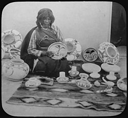 Archivo:Nampeyo, Hopi pottery maker, seated, with examples of her work, 1900 - NARA - 520084