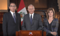 Pedro Pablo Kuczynski, ao lado de seus vice-presidentes, discursa sobre seu processo de impeachment