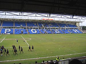 Archivo:Peterborough United's South Family Stand beginning to fill up - geograph.org.uk - 154824