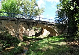 Archivo:Puente Nuevo de Lences de Bureba sobre río Castil (2)