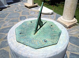 Archivo:Reloj de sol en el Museo Náutico del Mar Egeo (Mýkonos -Grecia-)