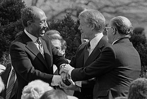 Archivo:Sadat Carter Begin handshake (cropped) - USNWR