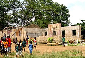 Archivo:School destroyed by Sierra Leone Civil War