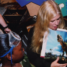 Sue Hendrickson reading to children about dinosaurs in 2001 (sq cropped).png