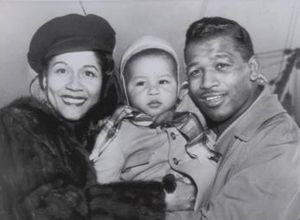 Archivo:Sugar Ray Robinson with family 1951