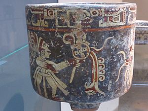 Archivo:Vaso trípode, con personajes, cerámica, cultura Maya-Ulúa (Honduras), Museo Chileno de Arte Precolombino, Santiago, Chile