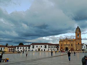 Archivo:Vista al centro histórica en un día nublado en la Plaza de Bolívar en Tunja