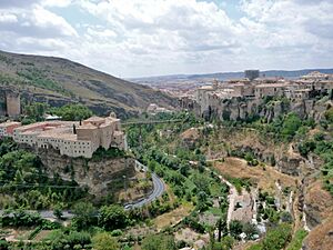 Archivo:Vista de Cuenca y de las casas colgadas - panoramio