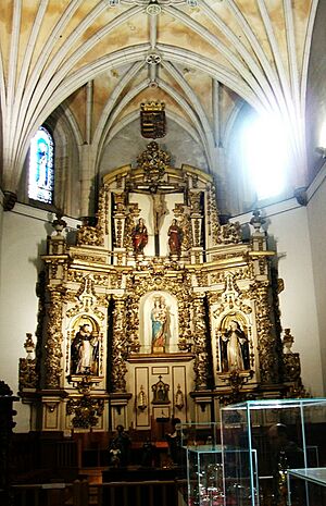 Archivo:Vitoria - Convento Santa Cruz 3