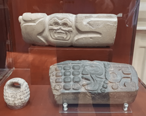 Archivo:Yugos basados en los protectores que se usaban para juego de pelota