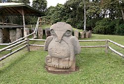 Archivo:Águila tragándose una serpiente - Cultura San Agustín, Huila, Colombia - Mapillary (uDPIffhwCKplno90-KAd7g)