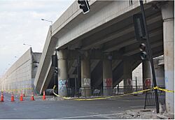 Archivo:2010 Chile earthquake - Collapsed bridge in Vespucio Norte