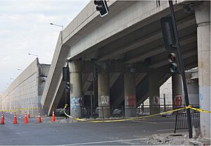 Archivo:2010 Chile earthquake - Collapsed bridge in Vespucio Norte