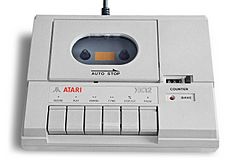 Archivo:Atari xc12 cassette data recorder