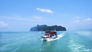 Archivo:Boat cruise in Phang-nga (Unsplash)