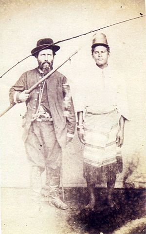 Archivo:Brazilian officer and Paraguayan soldier