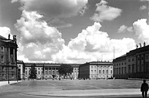 Archivo:Bundesarchiv Bild 146-2006-0130, Berlin, Humboldt Universität