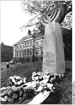Archivo:Bundesarchiv Bild 183-1987-1109-033, Dresden, Denkmal für die Opfer des Nationalsozialismus