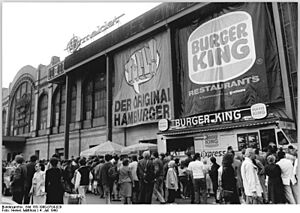 Archivo:Bundesarchiv Bild 183-1990-0704-029, Dresden, Fastfood-Restaurant "Burger King"