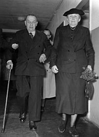 Archivo:Bundesarchiv Bild 183-60485-0028, Berlin, Raeder mit Ehefrau
