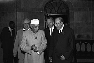 Archivo:Bundesarchiv Bild 183-61849-0001, Indien, Otto Grotewohl bei Ministerpräsident Nehru
