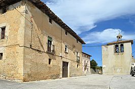 Casa solariega, frontón e iglesia de San Juan Evangelista- Ibiricu de Yerri.jpg