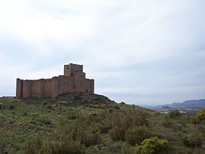Archivo:Castillo de Davalillo y al fondo Castillo de San Vicente de la Sonsierra