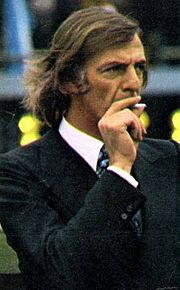 Archivo:Cesar menotti smoking