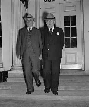 Archivo:Charles Merriam and Louis Brownlow - White House - 1938-09-23