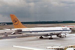 Archivo:Condor Airbus A300B4-203 D-AHLZ (30286489582)