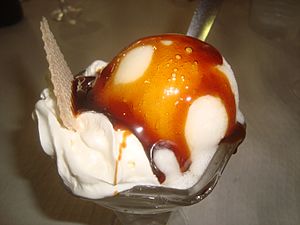 Archivo:Copa de helado de vainilla y sirope de caramelo