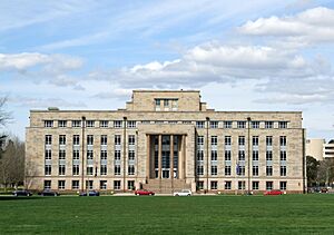 Archivo:Department of Finance and Deregulation, Canberra (231687201)