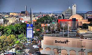 Archivo:Dorian's in Plaza Río Tijuana and panorama of Zona Río Tijuana