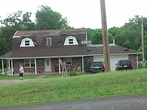 Archivo:EF0 tornado damage example (2)