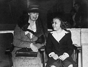 Archivo:Eleanor Roosevelt and Shirley Temple - NARA - 195615