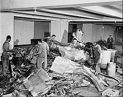 Archivo:Empire State Building plane crash wreckage 1945