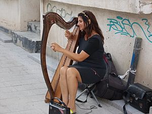 Archivo:Femeie cu harpă