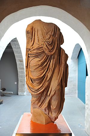 Archivo:Fragmento de escultura de personaje togado - MUHSAG 1