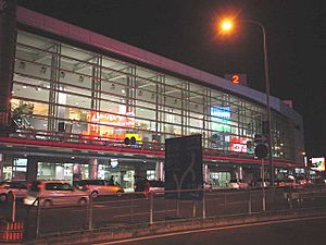 Archivo:FukuokaAirportTerminal2AtNight