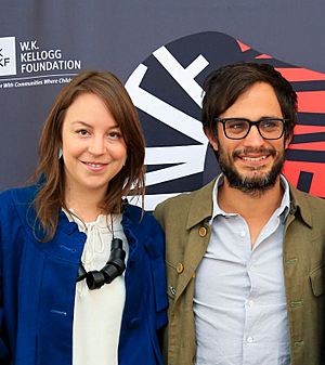 Archivo:Gael García Bernal y Elena Fortes