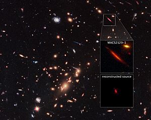 Archivo:Galaxy cluster MACS J2129-0741 and lensed galaxy MACS2129-1