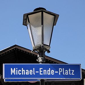 Archivo:Garmisch, Schild „Michael-Ende-Platz“, 1
