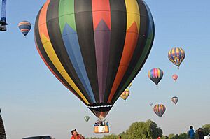Archivo:Globos aerostaticos en teotihuacan