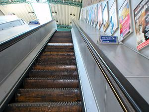 Archivo:Going up wooden escalator at Greenford 16-06-06